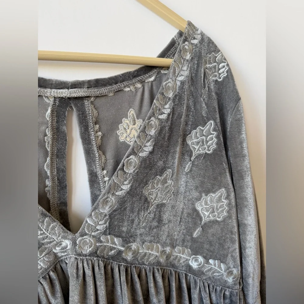 POL Minot Oversized V-Neck Velvet Top - Picture 4 of 9